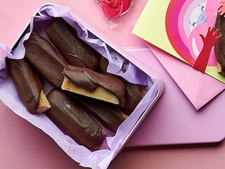 Repen van dadelkaramel, haverkoek en chocolade