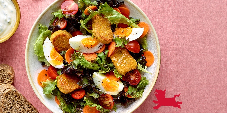 Salade végétarienne aux nuggets, sauce au yaourt