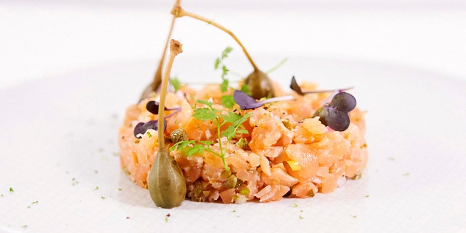 Tartaar van gerookte Noorse zalm en kappertjes