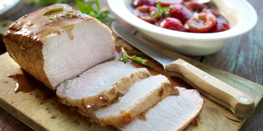 Rôti de porc aux prunes et au romarin
