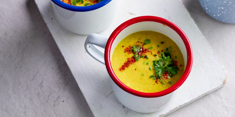Soep van gegrilde bloemkool met kokosmelk en kurkuma