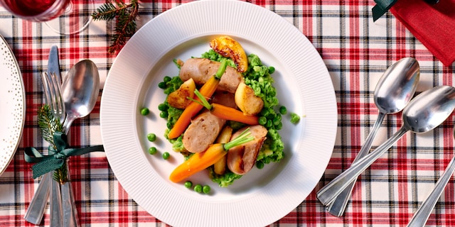 Boudins blancs au pain d‘épices, pommes, purée de petits pois et carottes fanes