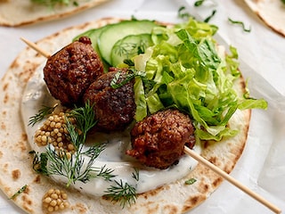 Tortillas aux boulettes veggie, sauce au skyr et pickles de graines de moutarde