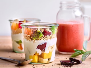 Fruitsla met kokosyoghurt, gepofte quinoa en pure chocolade
