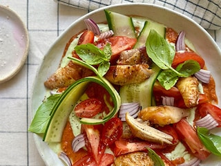 Griekse salade met feta, tomaten en gelakte kip