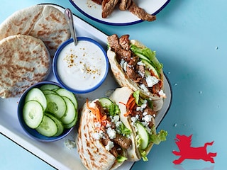 Pita's met gepelde steak, feta-yoghurtsaus
