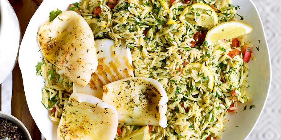 Salade d’orzo aux calmars grillés et aux herbes fraîches