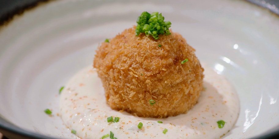 Garnalenkroketten met yoghurtsaus met geroosterde knoflook
