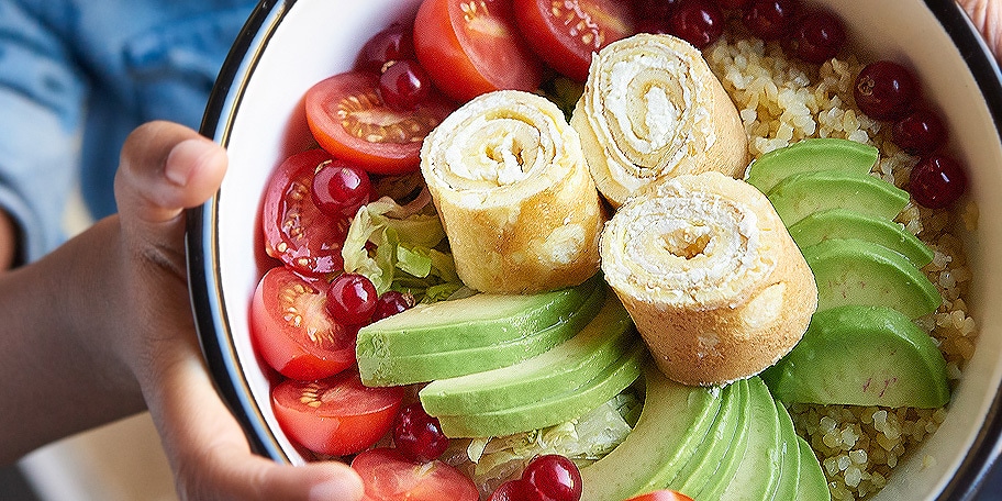 Bulgursalade met omeletrolletjes