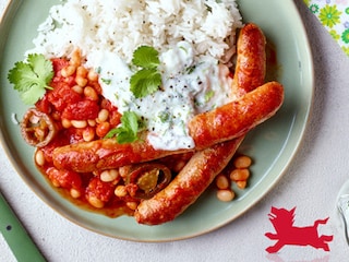 Chipolatas aux tomates et haricots blancs, riz basmati et sauce au yaourt