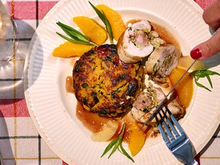 Gevuld gevogelte, sinaasappelsaus en zoeteaardappelkoekjes