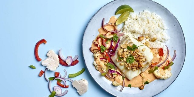 Skrei aux noix de cajou et curry rouge de légumes