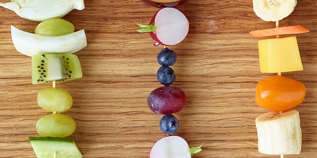 Fruit- en groentespiezen met kleurtjes