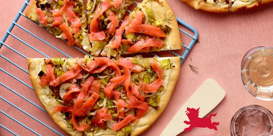 Flammekueche met gerookte zalm en prei