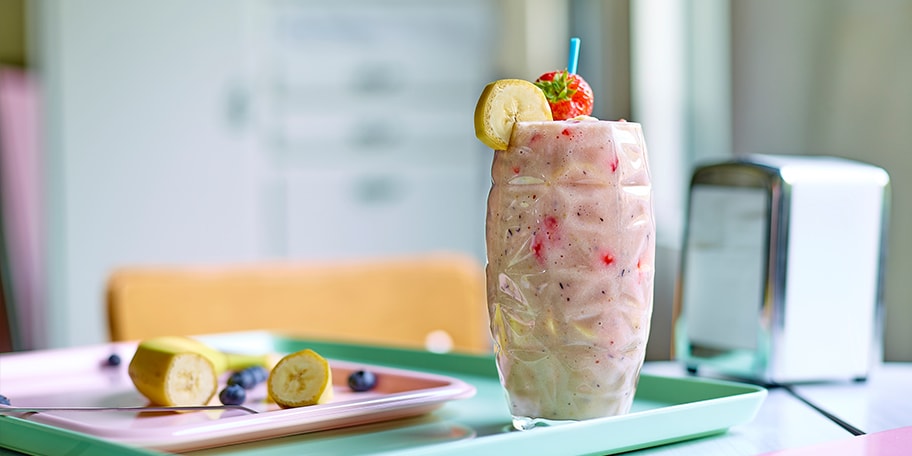 Milkshake van bananen, aardbeien en blauwe bessen