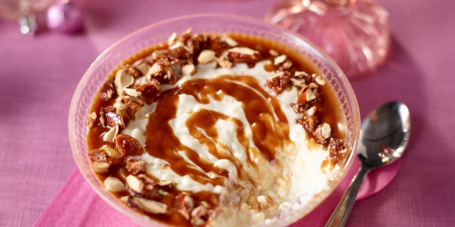 Riz au lait, caramel au beurre salé et amandes caramélisées