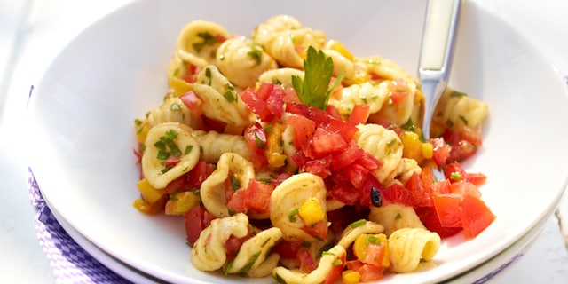 Pastasalade met geroosterde paprika en tomaat