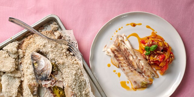 Zeebaars in een zoutkorstje, paprikacompote met pijnboompitten