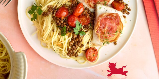 Pangasius uit de oven met pancetta, capellini met tomaten en linzen