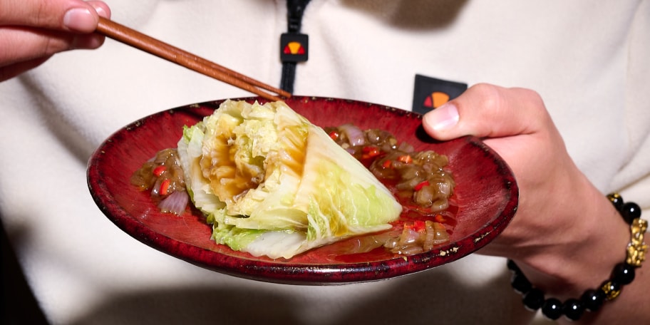 Gestoofde Chinese kool met gekaramelliseerde sjalotjes