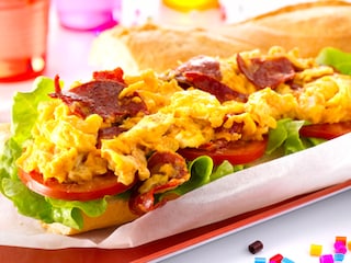 Sandwich au chorizo et à la salade