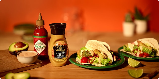Tacos aux avocats croustillants, pickles et sauce au sriracha