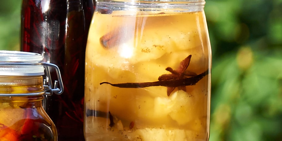 Ananas met siroop van witte wijn, vanille en kruiden