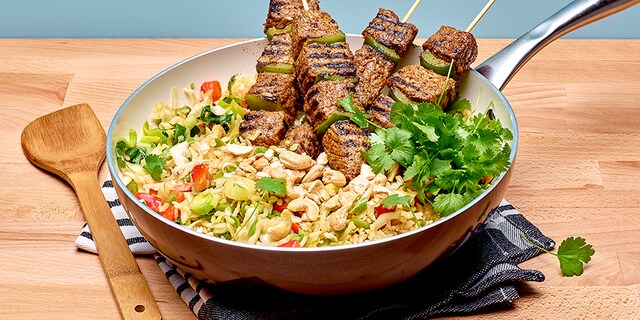 Brochettes de bœuf, riz brun sauté légumes et aux noix de cajou