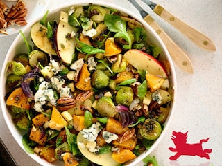Wintersalade met geroosterde groenten, roquefort en pecannoten