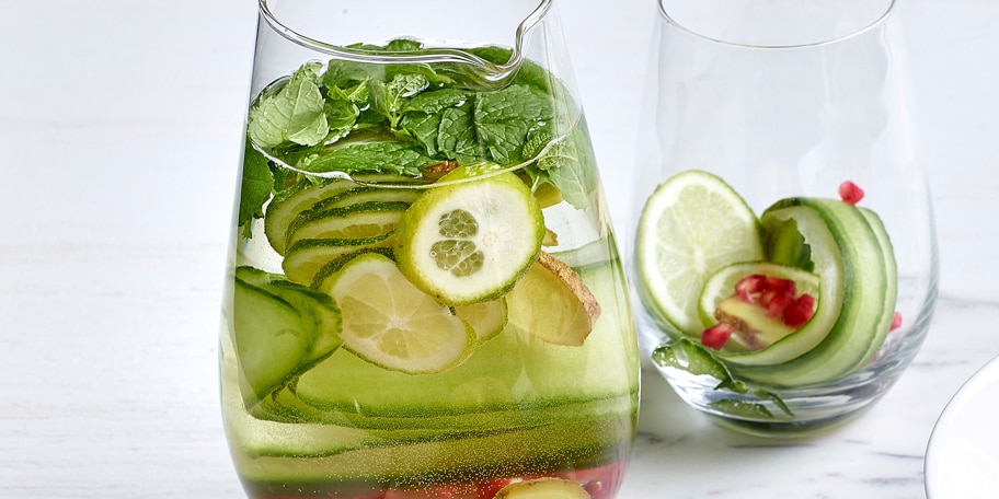 Detoxwater met ananas, citroen en gember
