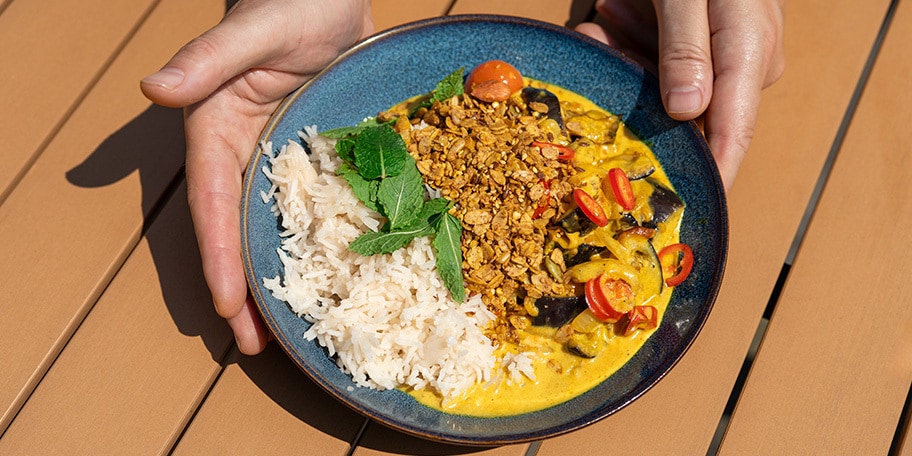 Indische auberginecurry met mosterdgranola