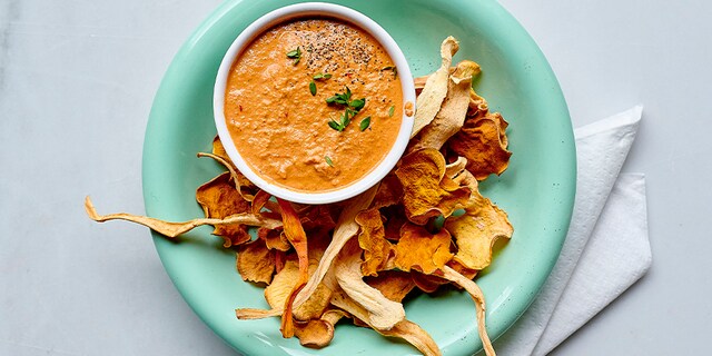Chips de légumes et dip aux poivrons, noix et grenade