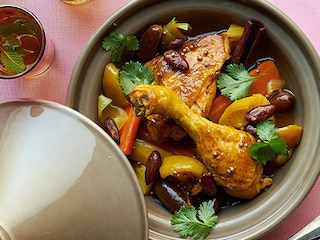 Tajine de poulet aux légumes d'hiver, pommes et dattes