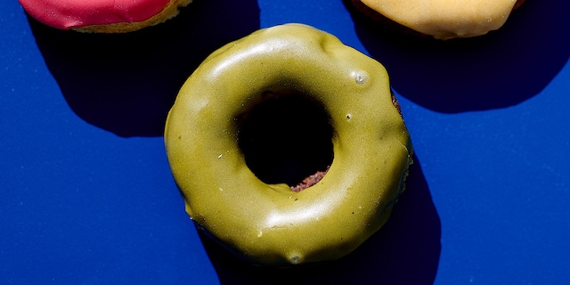 Donut-cakes met courgette en chocolade, met matcha-glazuur