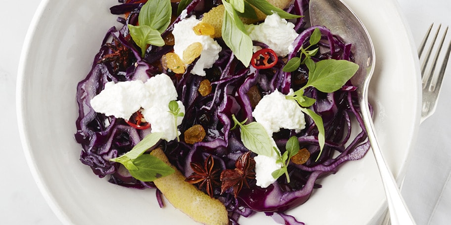 Chou rouge au wok avec fromage frais, raisins blancs et basilic