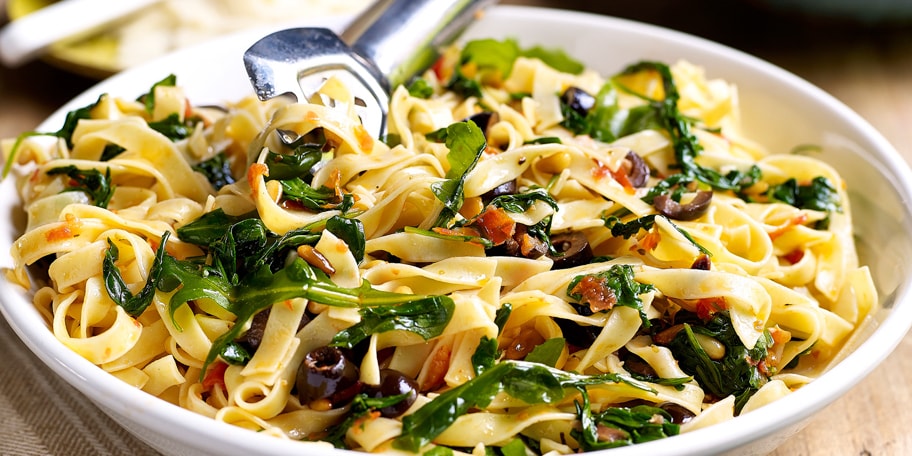 Tagliatelle met rucola en gedroogde tomaten