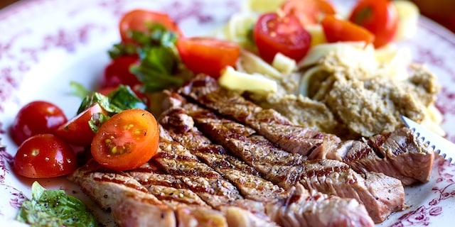 Entrecôte grillée, tagliatelles et caviar d’aubergines