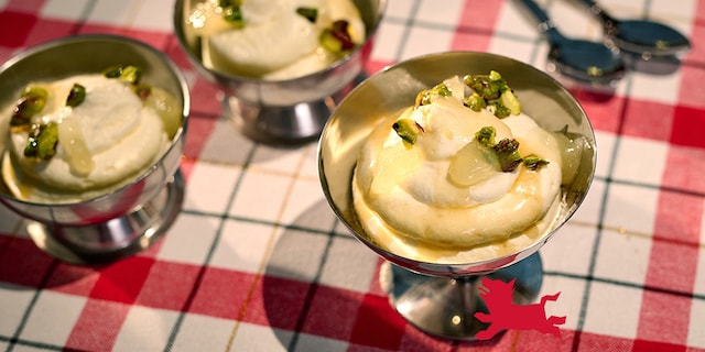 Mousse de mascarpone à la gelée de citron et pistaches au miel