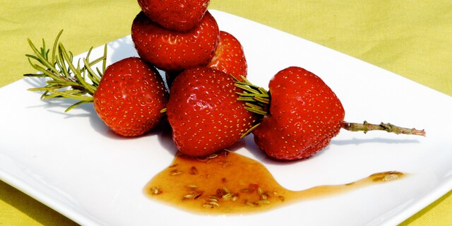 Aardbeienbrochetten en anijskaramel