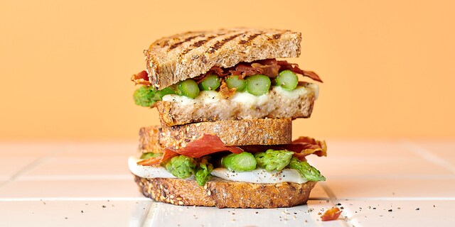 Croque-monsieur met asperges, mozzarella en krokante ham