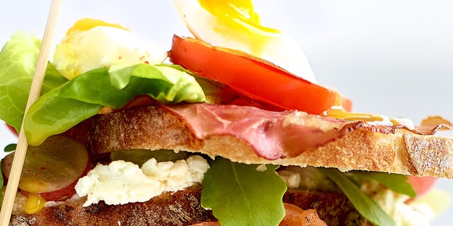 Club bacon eggs