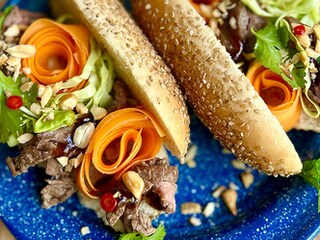 Banh mi sandwiches met rundvlees en gemarineerde groenten met pinda’s