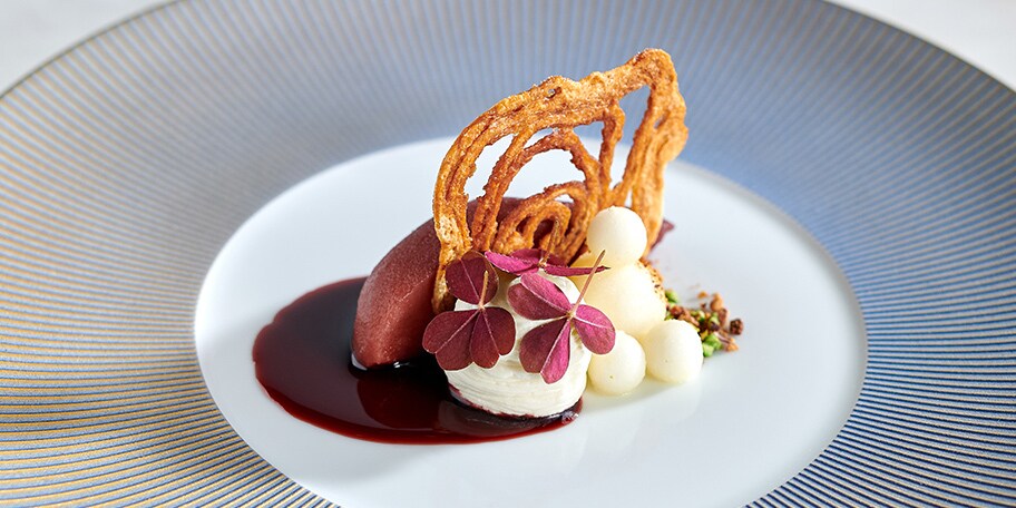 Peren met gekruide rodewijnsiroop en kardemomcrème