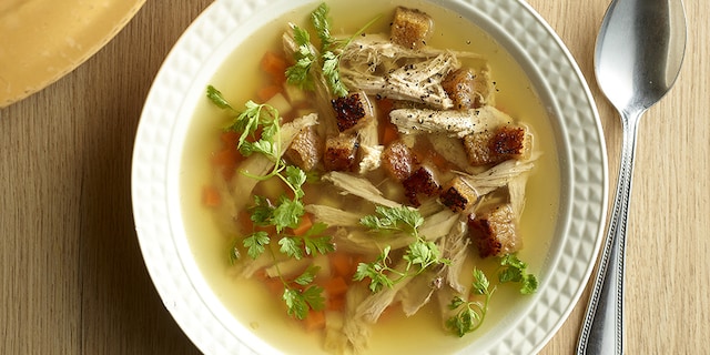 Heldere bouillon met fazant, fijne groentjes en peperkoekcroutons