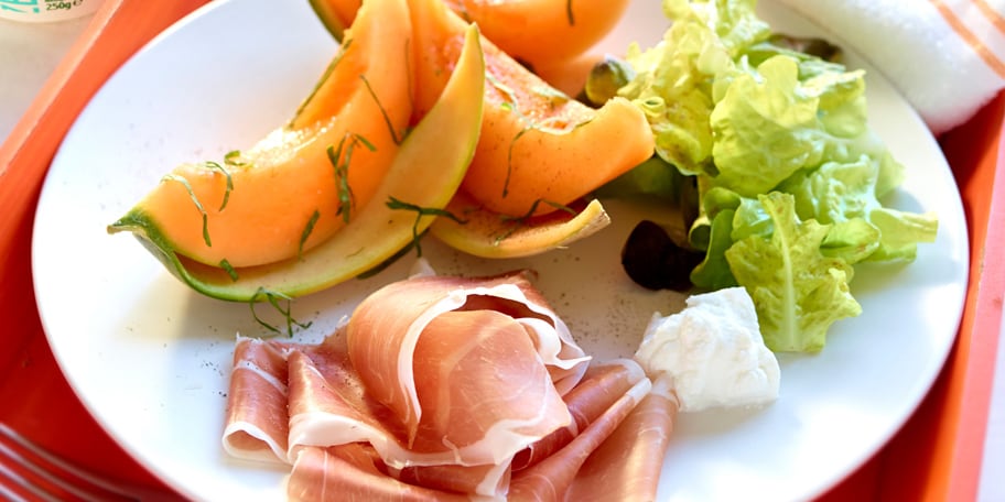 Jambon de Parme accompagné de melon et de ricotta