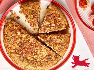 Spaanse tortilla met bloemkool, spekreepjes en kerstomatenslaatje