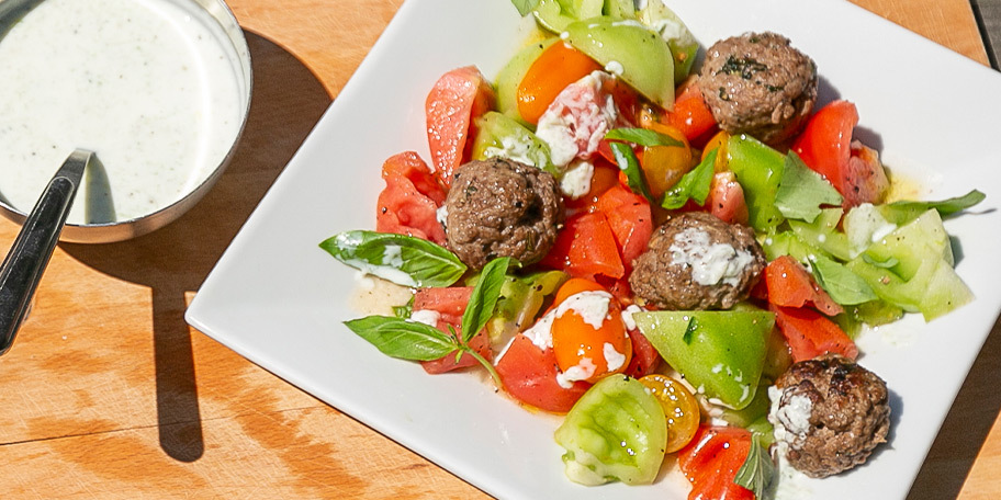 Gehaktballetjes met munt, tomatensalade en yoghurtsausje