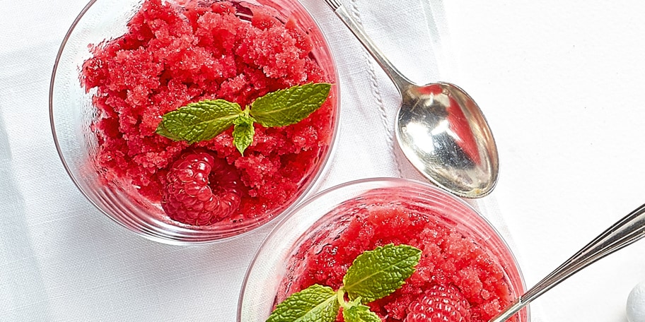 Granité met champagne, aardbeien en frambozen