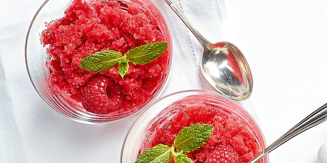 Granité met champagne, aardbeien en frambozen