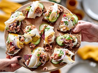 Smörrebröd au flétan fumé et aux crevettes grises